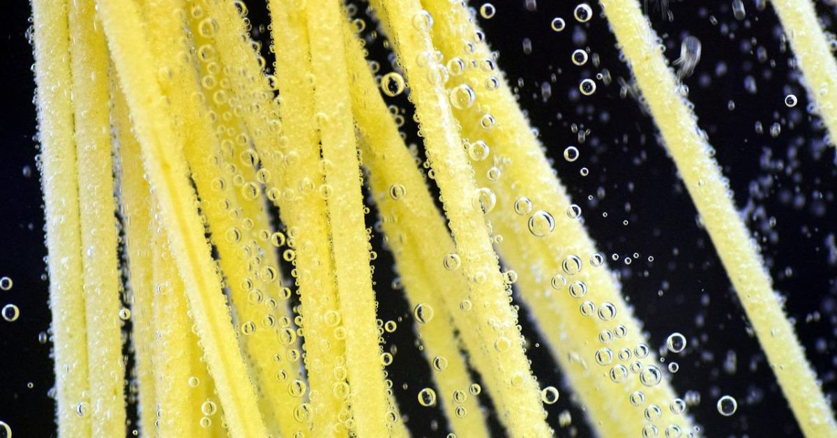 spaghetti-in-pasta-water
