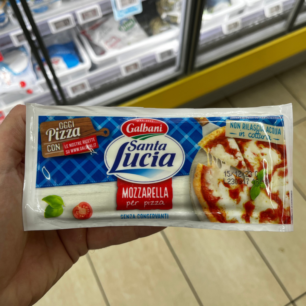 This type of rectangular mozzarella, not soaked in liquid, is often sold in Italy as pizza mozzarella because it doesn't release too much water during cooking. However, these are usually low-quality mozzarellas that taste bland on their own.