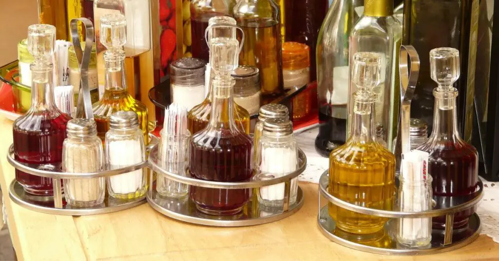 In Italian restaurants, sets of oil, vinegar, pepper and salt are often found on the table. Ready to be used to dress your own salad as you like.