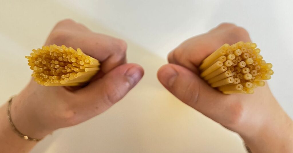 The fastest way to distinguish spaghetti and bucatini is by looking at them from above, the bucatini (on the right) are crossed by a hole, the spaghetti (on the left) are not.