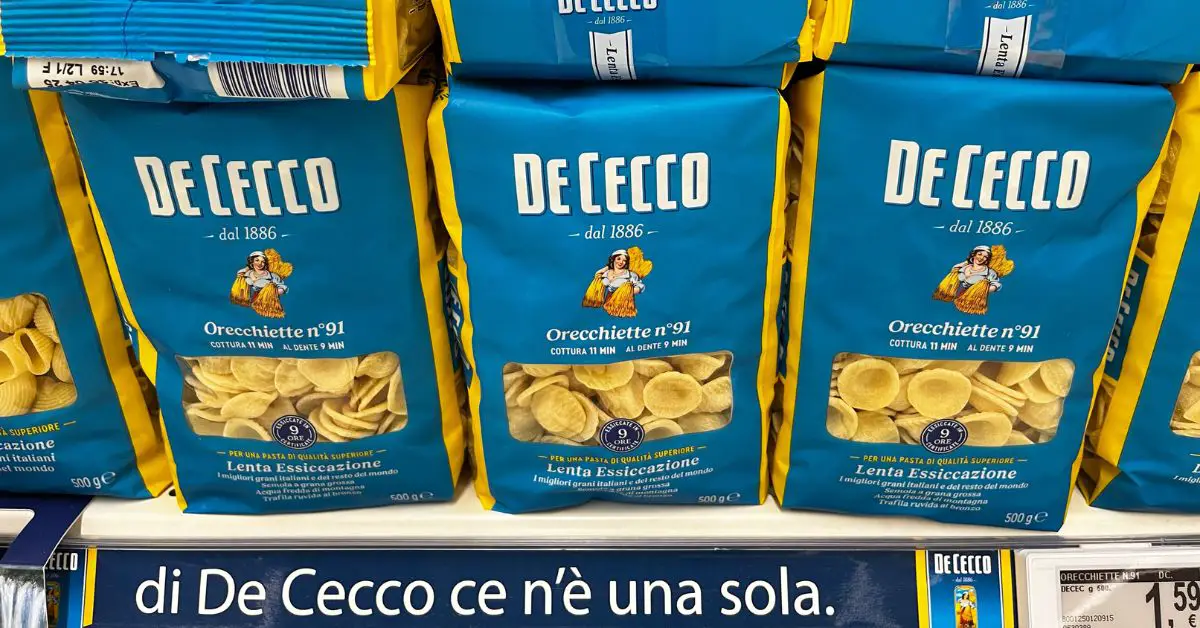 DeCecco-dried-pasta-on-the-supermarket-shelf
