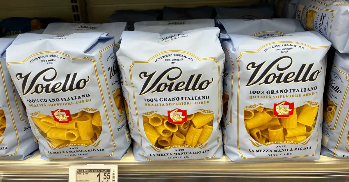 Voiello-dried-pasta-on-the-supermarket-shelf