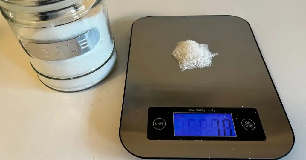 The image shows how I measured my 10 grams of salt, using an electronic scale.