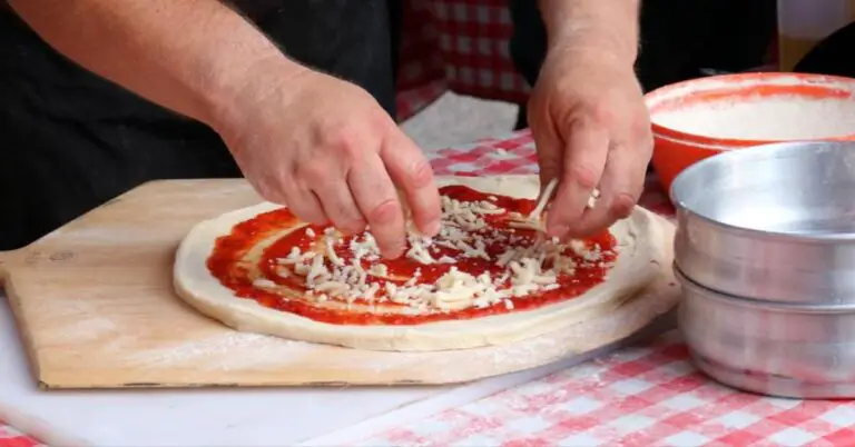 Why are Neapolitan pizzas round? (history tells us)