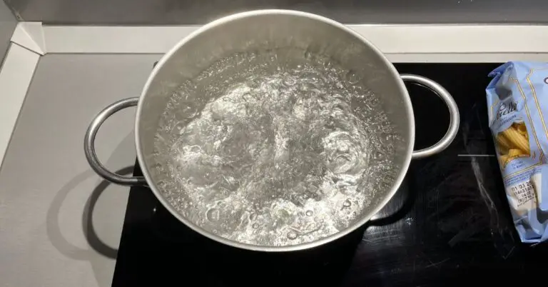 How much water to cook pasta? (Pot size matter)