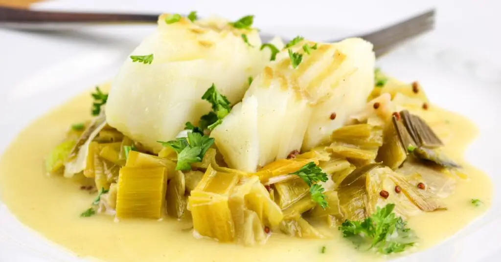 A plate of codfish withe leeks.