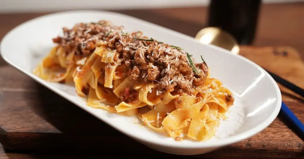 A dish of pasta seasoned with a very dark and robust sauce, it is the goose ragu typical of Arezzo.