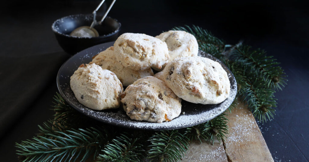 Round biscuits with an irregular and lumpy shape, whitish on the outside, are called Cavallucci.