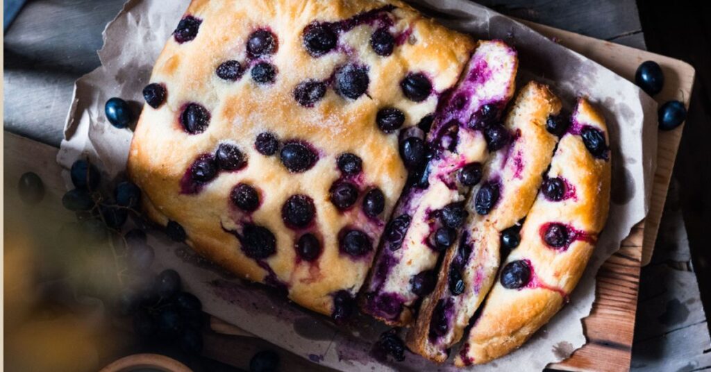 A flatbread seasoned with grains of black grapes that have remained inside during cooking.