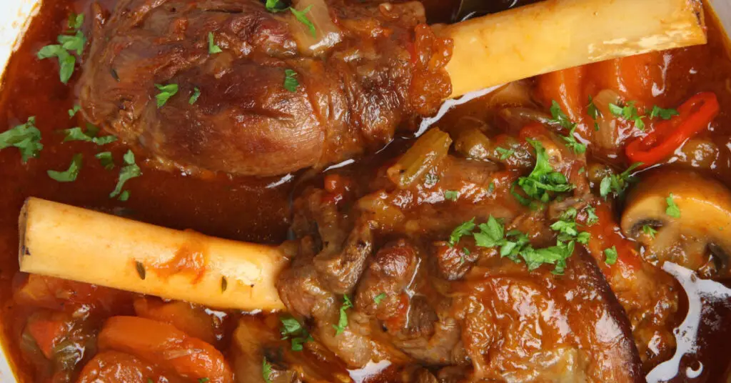 Stewed legs of lamb dipped in a very concentrated and robust tomato sauce.