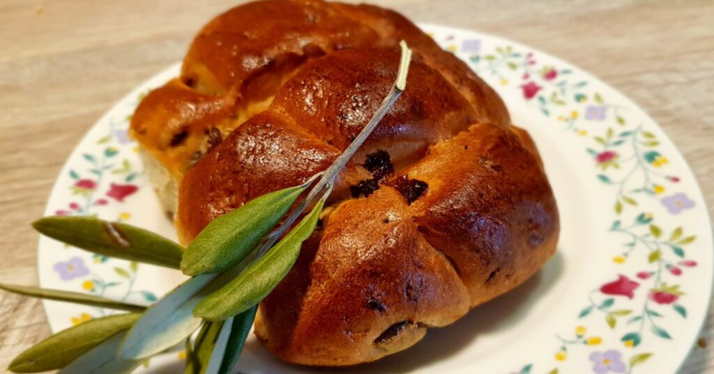 Un pan di ramerino: small browned sweet bun on the outside and clear on the inside with raisins and rosemary.