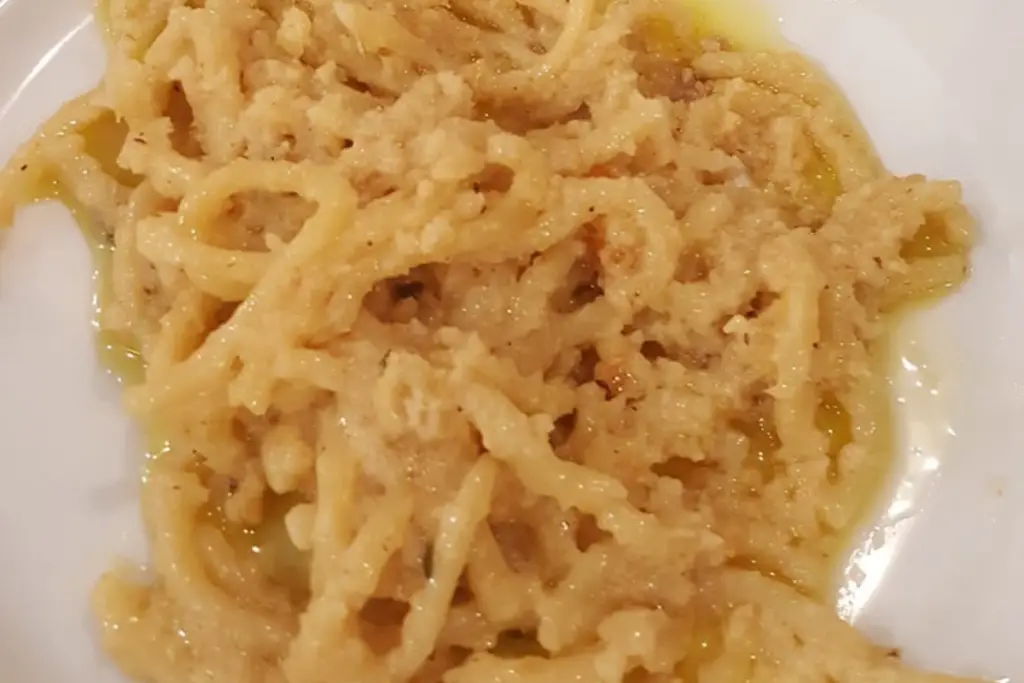 Dish of Pici, or spaghetti-like pasta but thicker and more irregular, served with a sauce of breadcrumbs sautéed in a pan with oil.