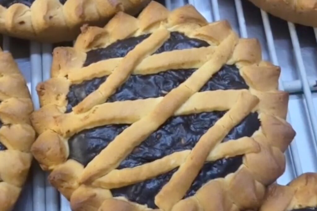 A cake with Bischeri from Tuscany, looks a lot like a chocolate tart, only that on the edges there are points that recall those of a crown or the battlements of a castle.