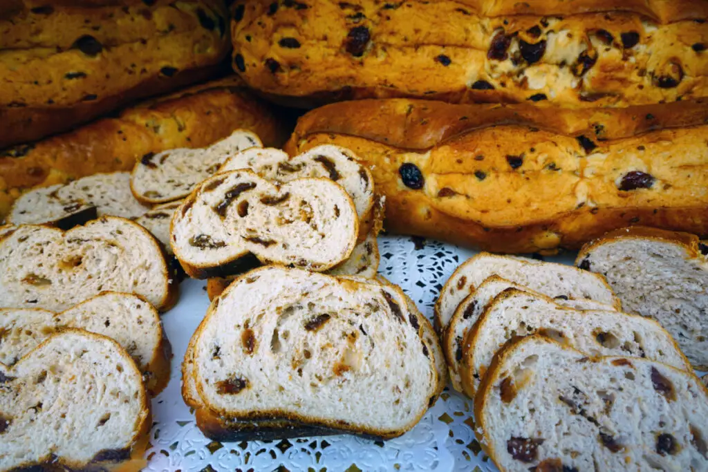 Bread seasoned with raisins, it is called Buccellato and it is golden and crusty on the outside but soft and with a clear crumb on the inside.