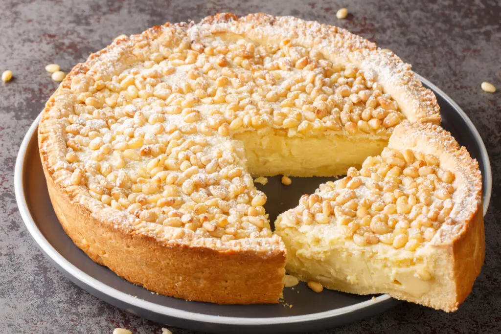 A Tuscan grandmother's cake, at first glance it looks like a common tart but inside it is very creamy and on top there are an expanse of pine nuts that make it crunchy with every bite.