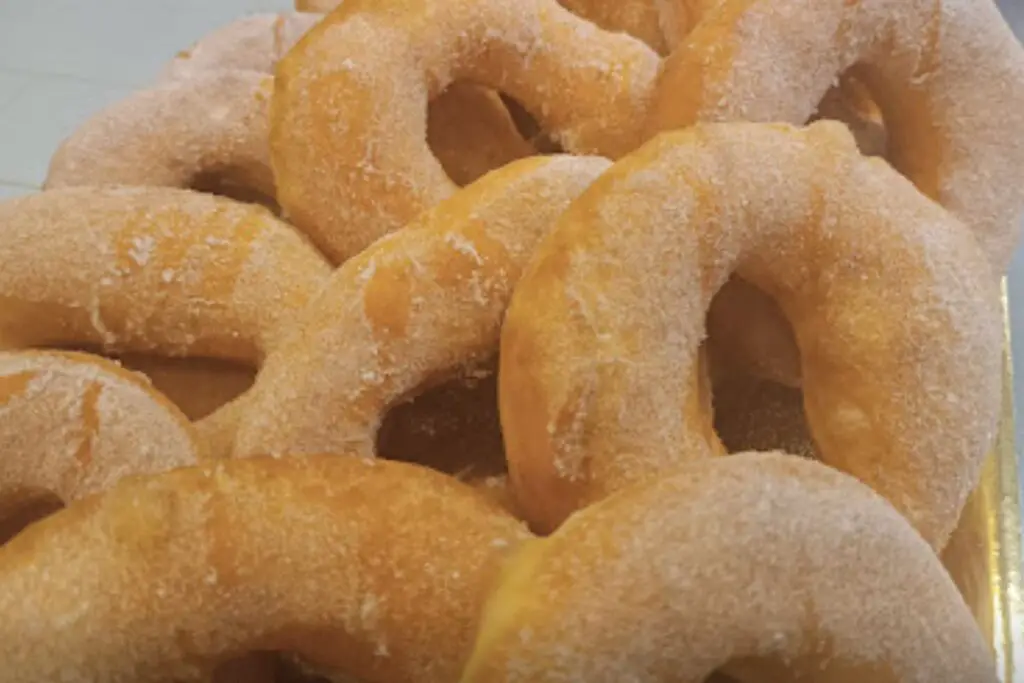 Fried donuts that in Livorno they call "Frati". They are fried, browned with a fragrant appearance and covered with sugar.