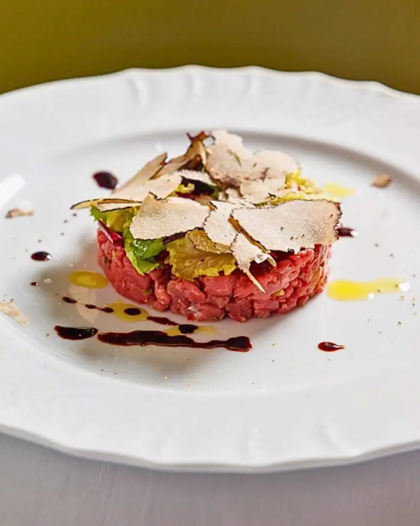 A meticulously crafted beef tartare with truffle shavings, symbolizing the haute cuisine at Irene, one of the top restaurants in Florence, Italy.