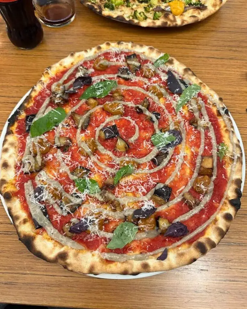 A fresh, gourmet-style pizza served at 180Grammi, capturing the essence of innovative Rome pizza.