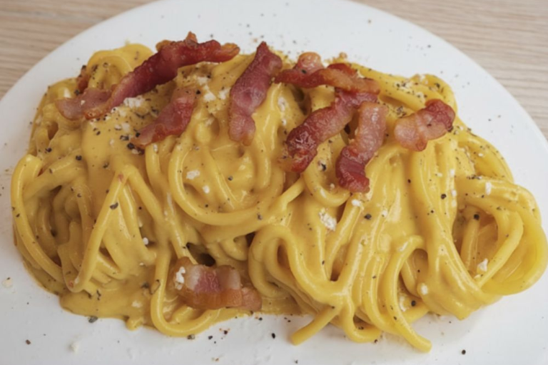 Authentic 5-Ingredient Creamy Carbonara Pasta at Home – Ready in Just 20 Minutes!